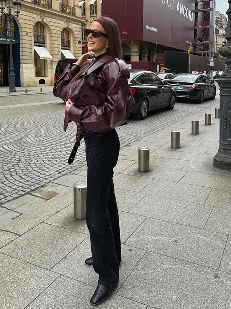 Kurze Damen Lederjacke in Kirschrot mit Reverskragen – Livana