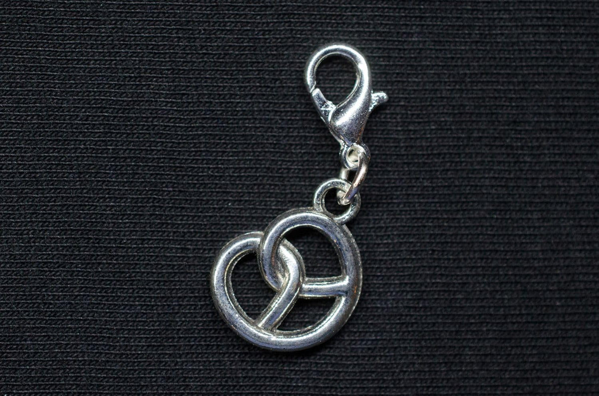 Silberner Brezel-Charm - CharmPretzel