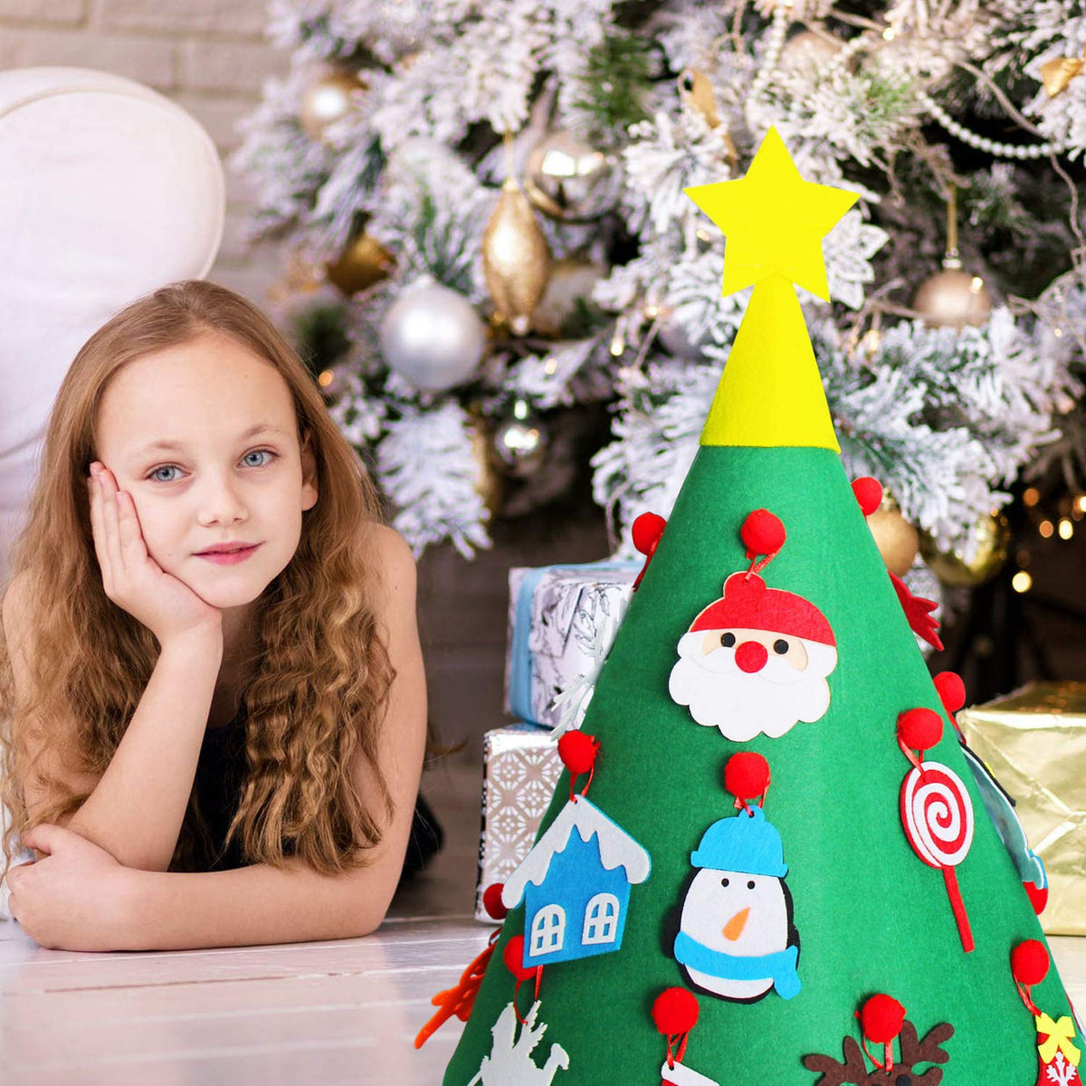 Weihnachtsbaum aus Filz zum Selbstgestalten – mit 30 Dekoelementen