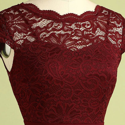 Bordeauxrotes Spitzenkleid, florales Muster, elegantes Abendkleid, Damenmode, festlich.