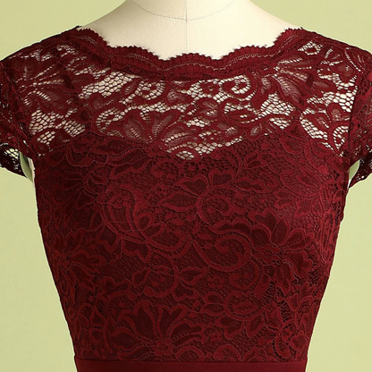 Bordeauxrotes Spitzenkleid, florales Muster, elegantes Abendkleid, Damenmode, festlich.