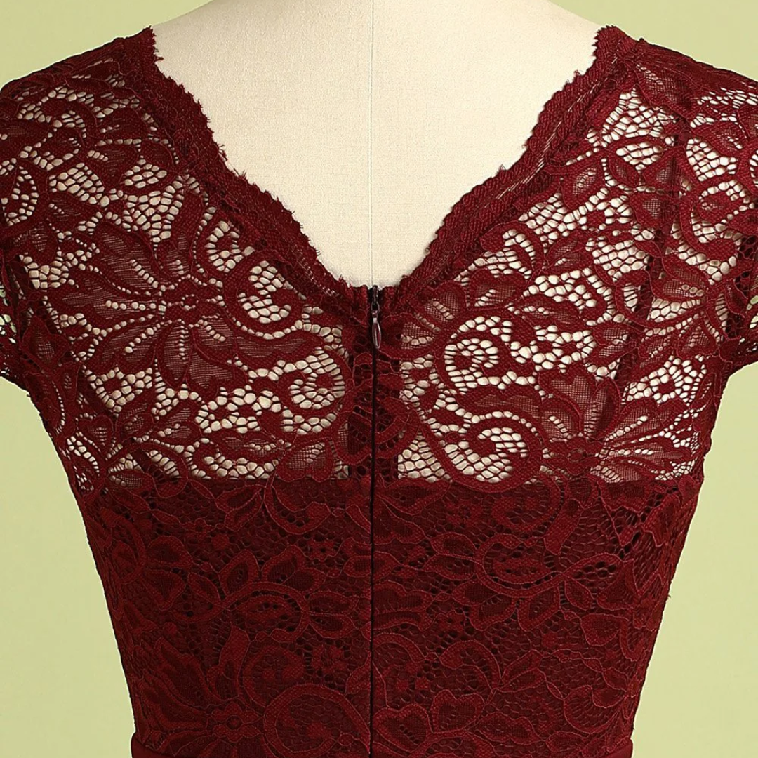 Rotes Spitzenkleid Damen, elegantes Abendkleid, V-Ausschnitt, Rückansicht, festlich, elegant.