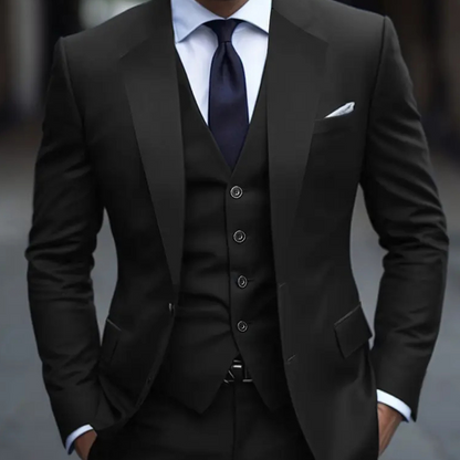 Eleganter schwarzer Anzug mit Weste und blauer Krawatte, Herrenmode, formelle Kleidung.