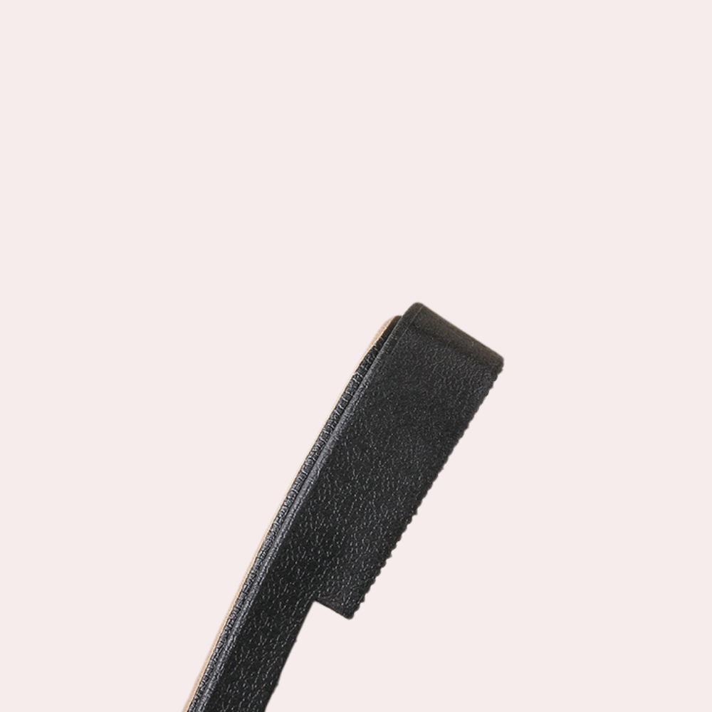 Schwarzer Ledergürtel, minimalistisch, Nahaufnahme, Textur, Modeaccessoire, elegant