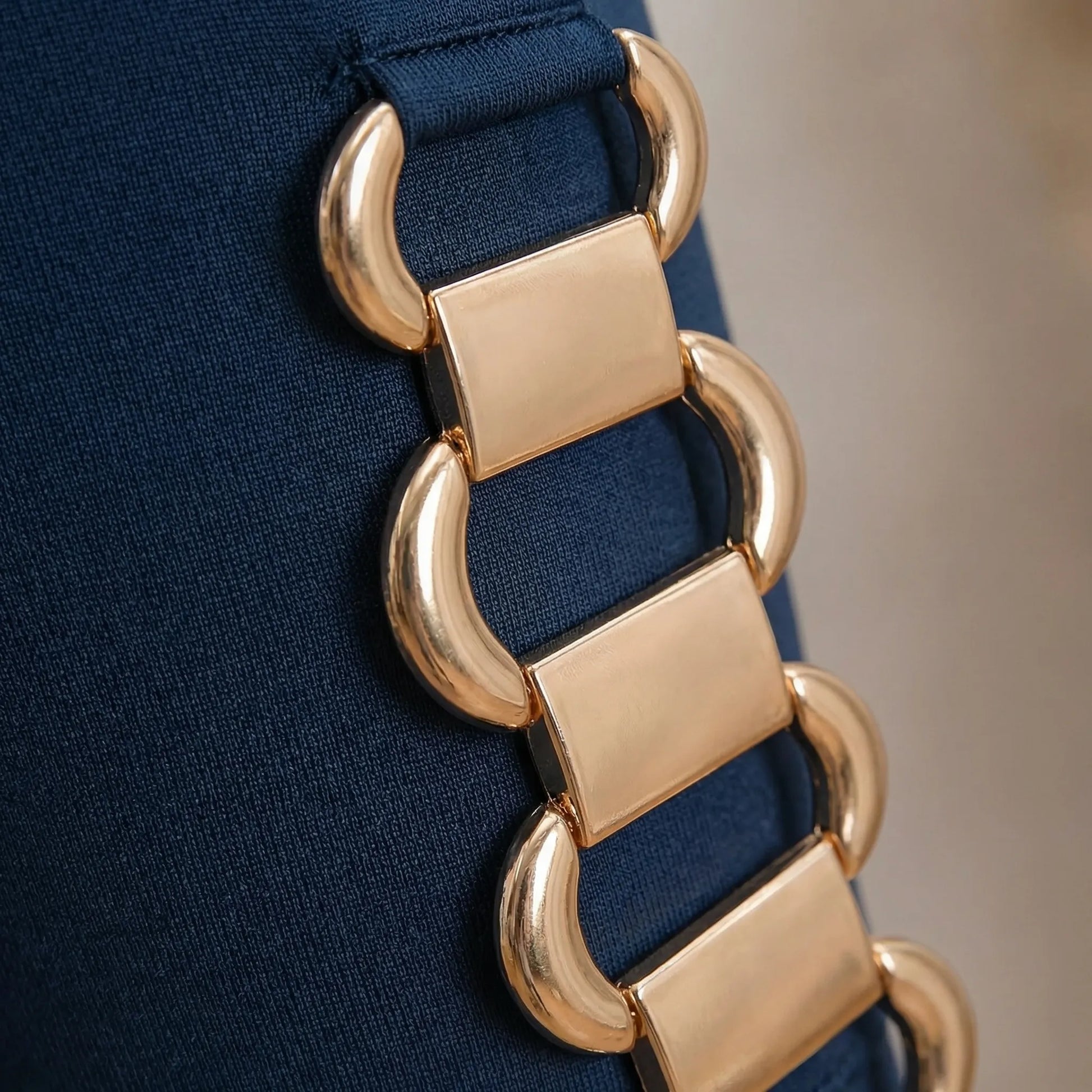 Wadenlange Caprihose in großen Größen mit Kettendetail - Kendra