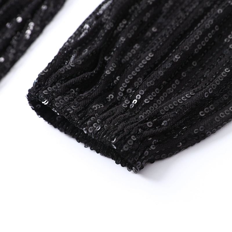 Schwarzes Paillettenkleid, glänzend, elegant, Abendmode, Detailansicht, Stoffstruktur.