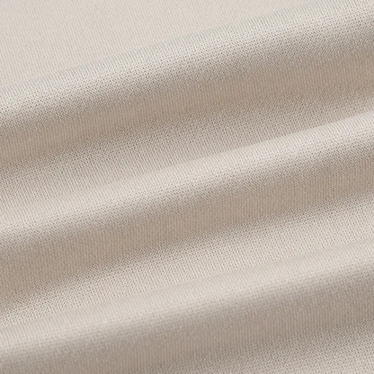 Beiger Baumwollstoff, Nahaufnahme, weiche Textur, ideal für Kleidung und Heimtextilien.