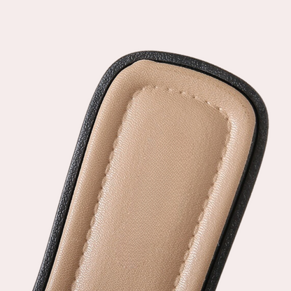 Beige Lederarmband mit schwarzem Rand, elegantes Design, hochwertiges Accessoire.