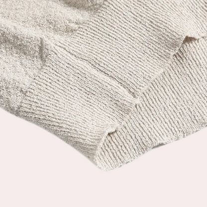 Beiger Strickpullover aus Baumwolle, Nahaufnahme, weiche Textur, modisches Design.