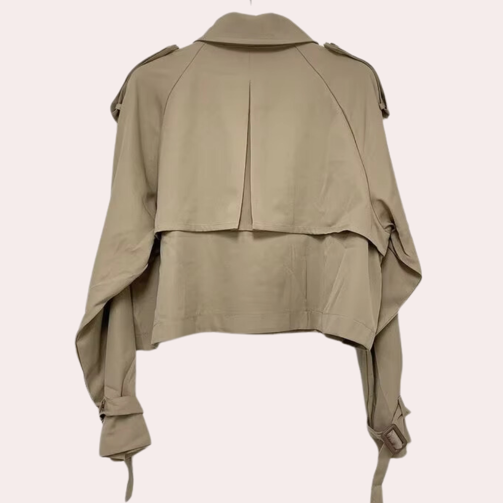 Beige Damen-Trenchcoat, kurz, mit Gürtel, Rückansicht, modisch, Herbstmode, Baumwolle.