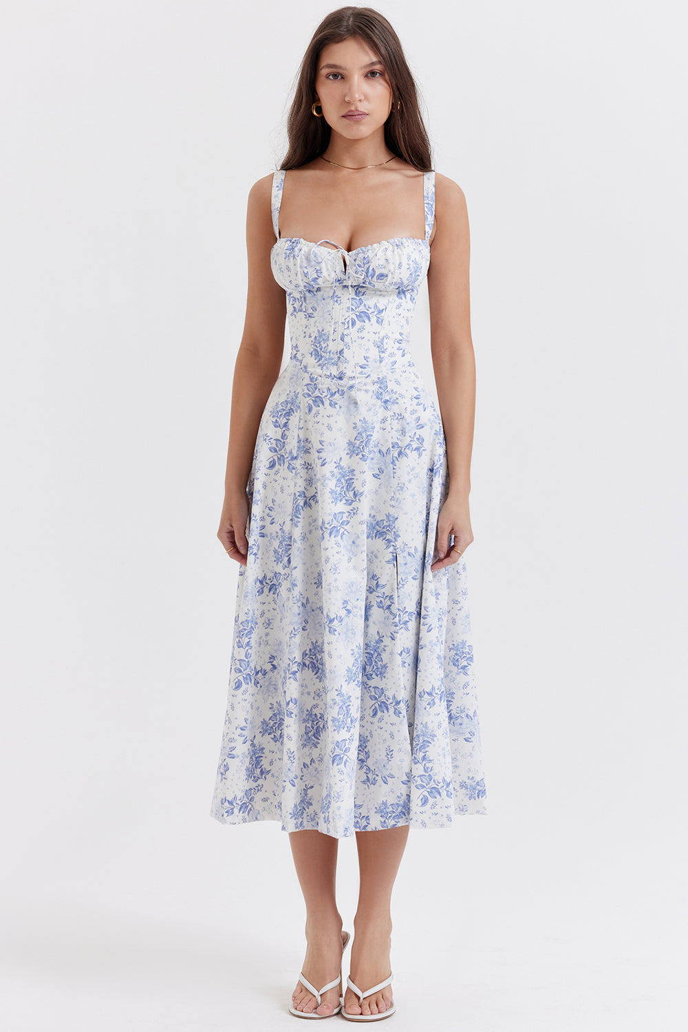 Frau in weiß-blauem Blumenkleid, Spaghettiträger, Sommermode, knielang, elegant.