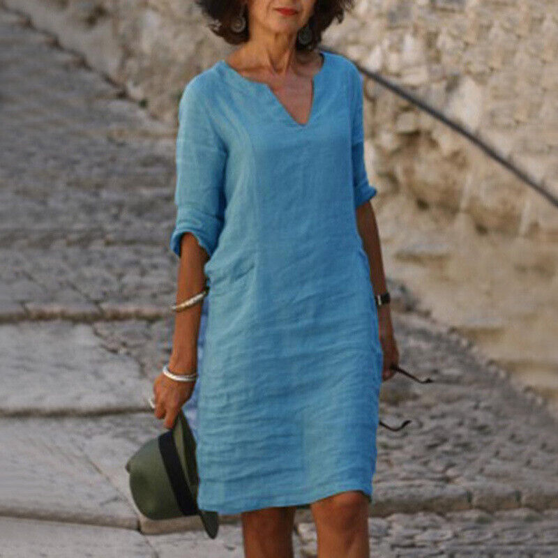 Frau in blauem Leinenkleid, Sommermode, Spaziergang, stilvoll, lässig, modisch, elegant.