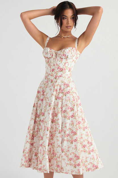 Frau in geblümtem Sommerkleid, weiß-rosa, ärmellos, knielang, elegantes Design.