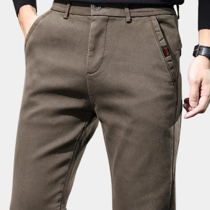 Braune Herren-Chinohose, Baumwolle, klassischer Schnitt, seitliche Taschen, eleganter Stil.