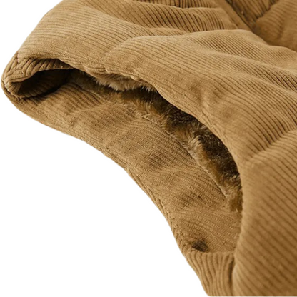 Brauner Cordstoff mit weichem Innenfutter, Detailansicht, Textilstruktur, Mode, Stoffdesign.