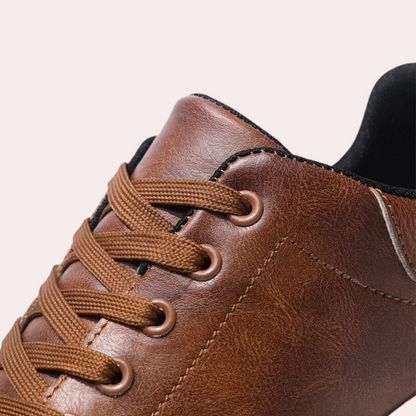 Brauner Lederschuh mit Schnürsenkeln, Nahaufnahme, Herrenmode, elegantes Design.
