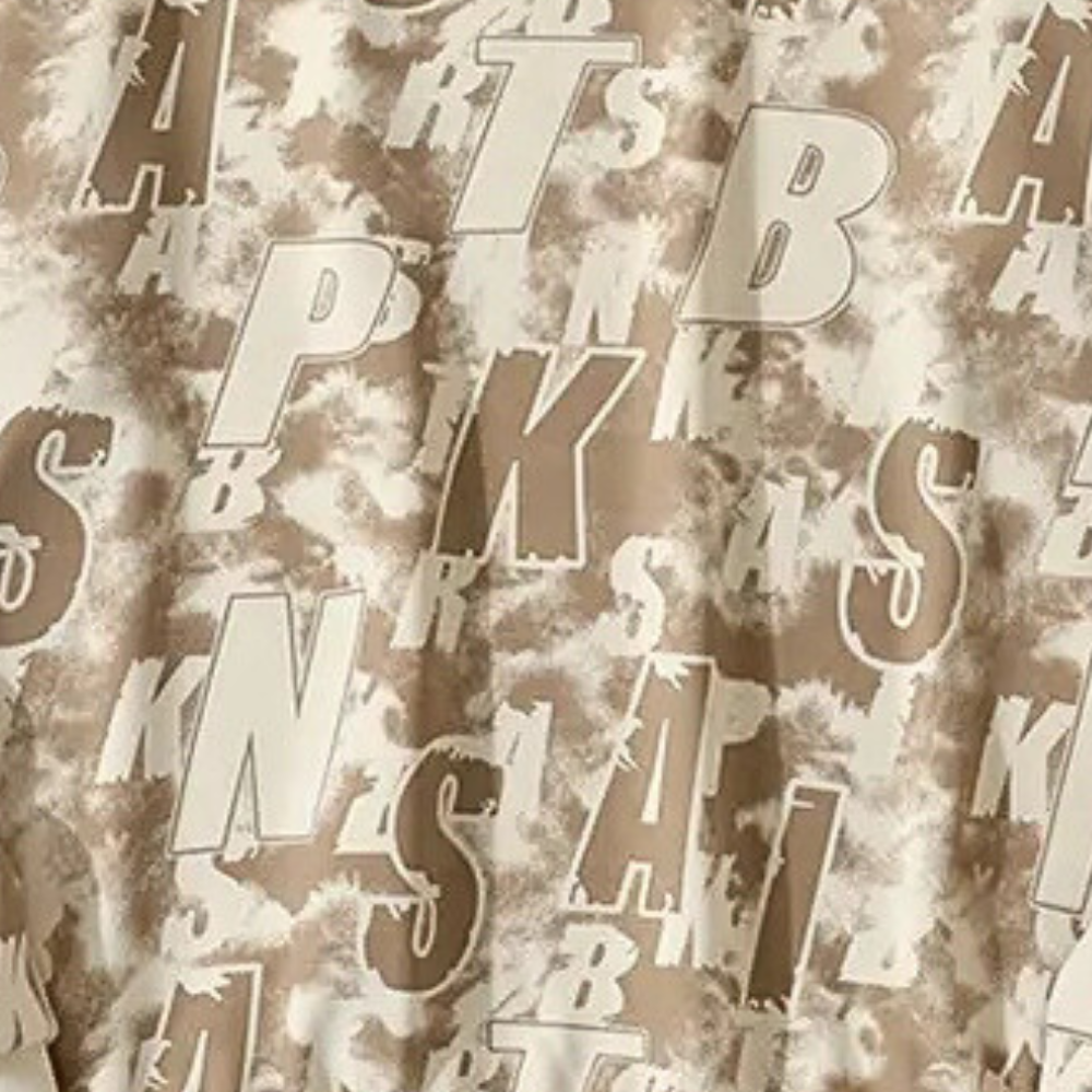 Beige Stoff mit Buchstabenmuster, Baumwolle, Textildesign, Dekoration, Hintergrund.