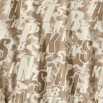 Beige Stoff mit Buchstabenmuster, Baumwolle, Textildesign, Dekoration, Hintergrund.