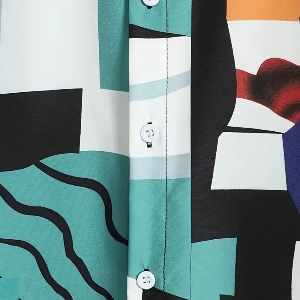 Bunte abstrakte Hemdbluse, geometrisches Muster, Knopfleiste, moderne Damenmode.
