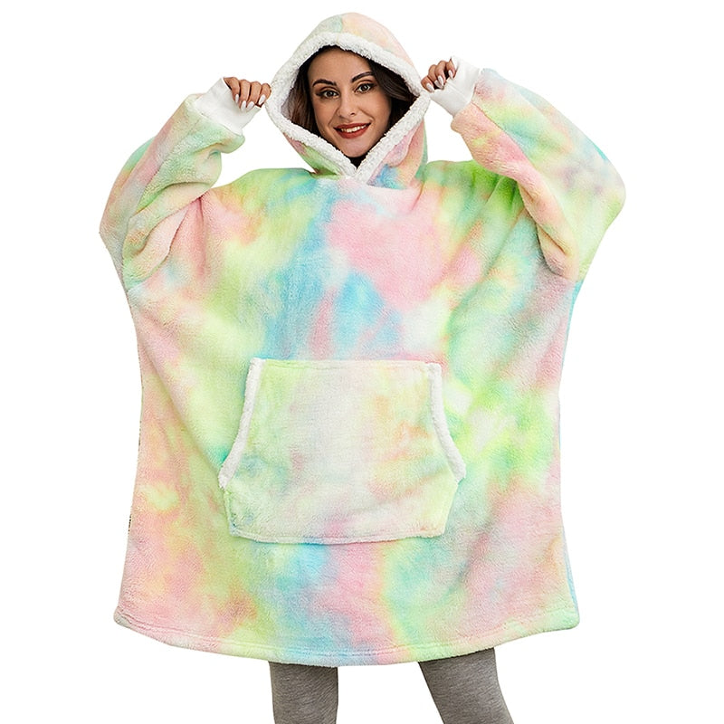 Frau in buntem Oversize-Hoodie-Decke, Fleece, Kapuze, gemütlich, warm, modisch, Freizeitkleidung.