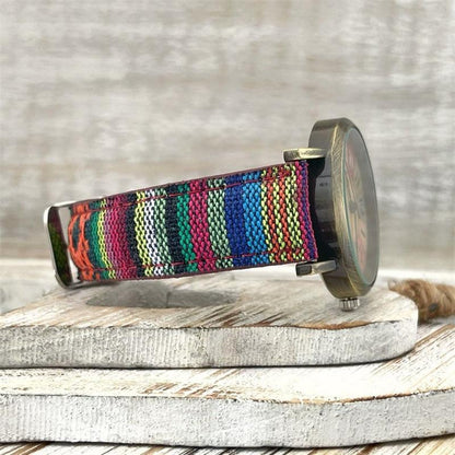 Uhr mit mehrfarbigem Regenbogen-Muster & Geflochtenem Band – Elyvra