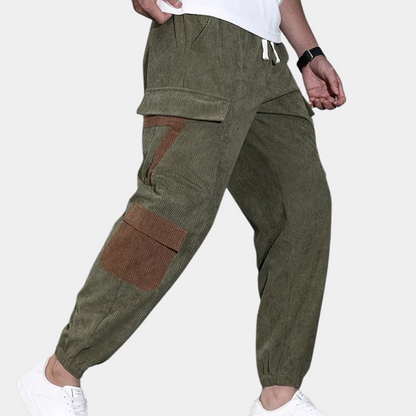 Grüne Cord-Cargohose für Herren mit Taschen, lässiger Stil, ideal für Freizeitkleidung.