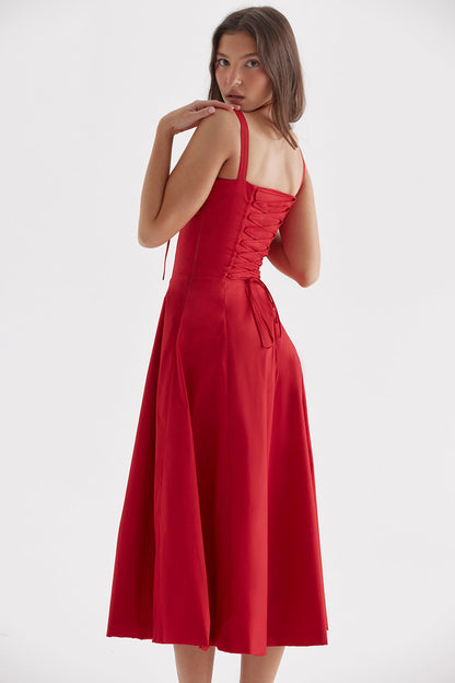 Frau in rotem, ärmellosem Kleid mit Schnürung, knielang, elegantes Abendkleid, Modefotografie.