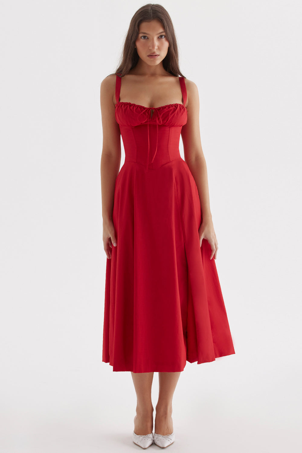 Frau in rotem Kleid, ärmellos, knielang, elegantes Design, Modefotografie, Studioaufnahme.