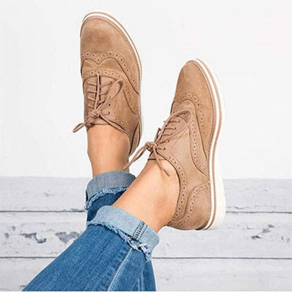 Damen Derby Schuhe aus Wildleder mit Broguedetails – Carisse