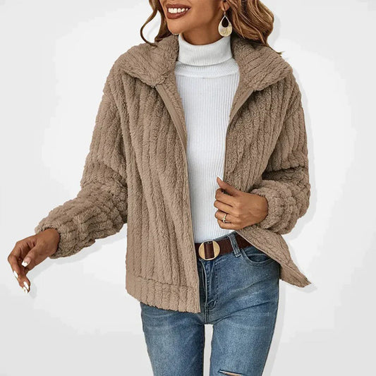 Damen Langfleeceweste beige, warm, modisch, Herbstmode, weiches Material, Freizeitkleidung.