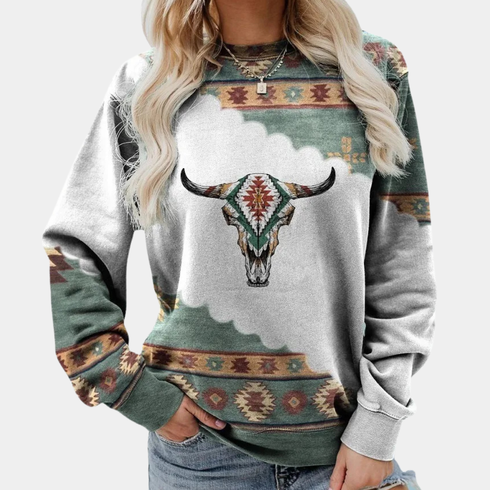 Frau trägt grauen Pullover mit Stierkopf-Design, Ethno-Muster, lässige Mode, Damenbekleidung.