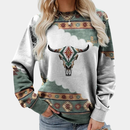 Frau trägt grauen Pullover mit Stierkopf-Design, Ethno-Muster, lässige Mode, Damenbekleidung.