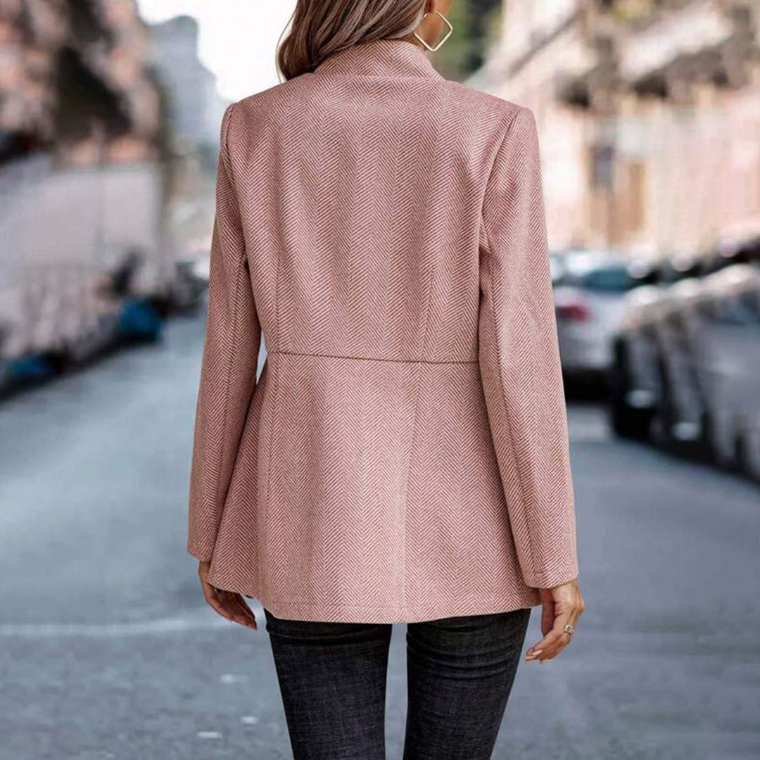 Frau in rosa Blazer aus Wolle auf Stadtstraße, modische Damenbekleidung, Herbstmode.
