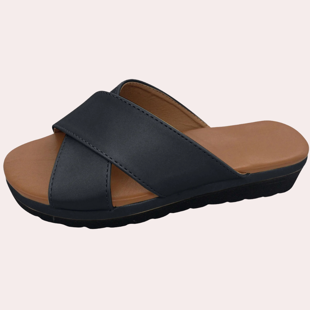 Schwarze Damen-Sandale mit Kreuzriemen, bequeme Sohle, ideal für Sommermode.