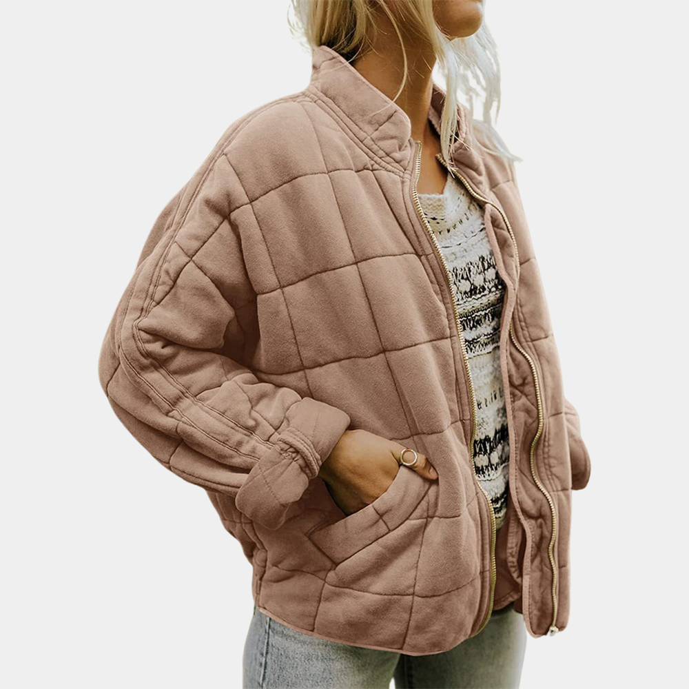 Frau in brauner Steppjacke, lässig, warm, modisch, Herbstkleidung, Damenmode, Reißverschluss.