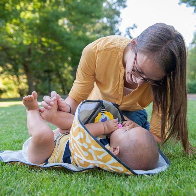 3-in-1 Wickelunterlage für Babys mit Spielzeughalterung – WickelPlus (1 kaufen, 1 gratis)