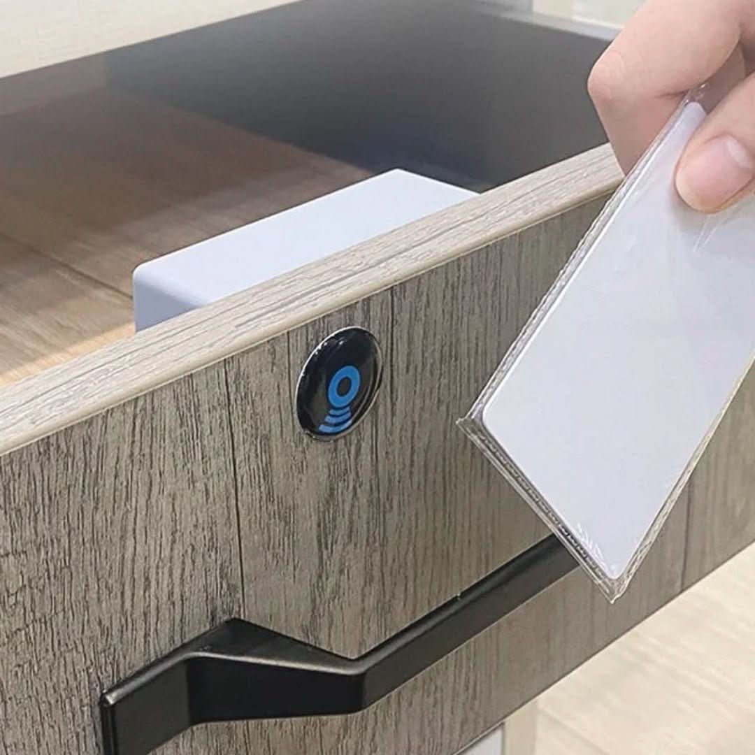 Elektronischer Ladeanschluss mit unsichtbarer Sensorsteuerung - Vaultin