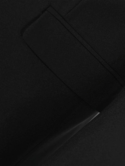 Schwarzer Anzugstoff, Nahaufnahme, glatte Textur, elegantes Design, hochwertige Bekleidungsmaterialien.