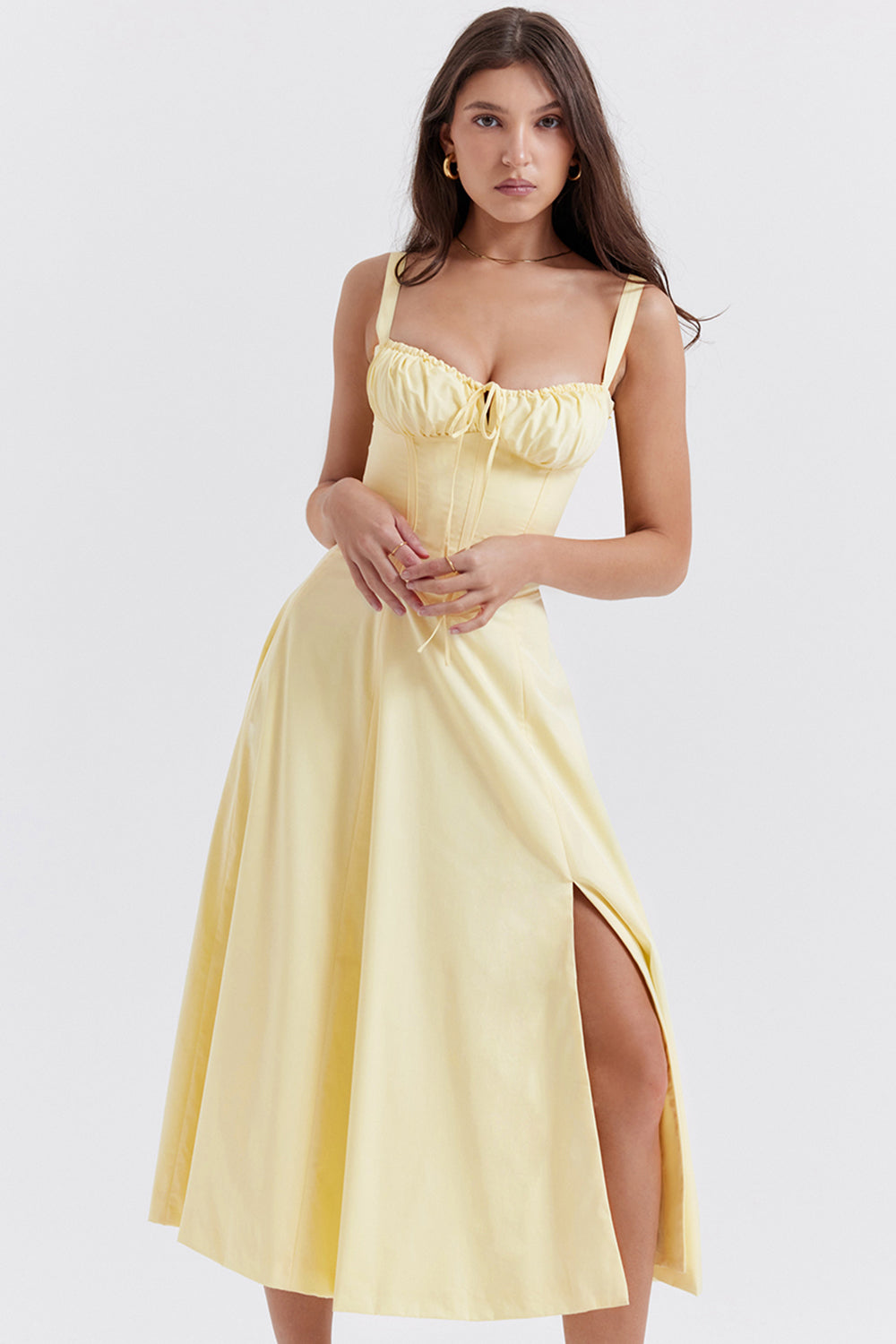 Frau in gelbem Sommerkleid mit Schlitz, ärmellos, elegantes Design, Modefotografie.