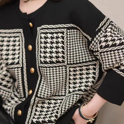 Schwarz-weißer Hahnentritt-Cardigan mit goldenen Knöpfen, Damenmode, elegantes Design.