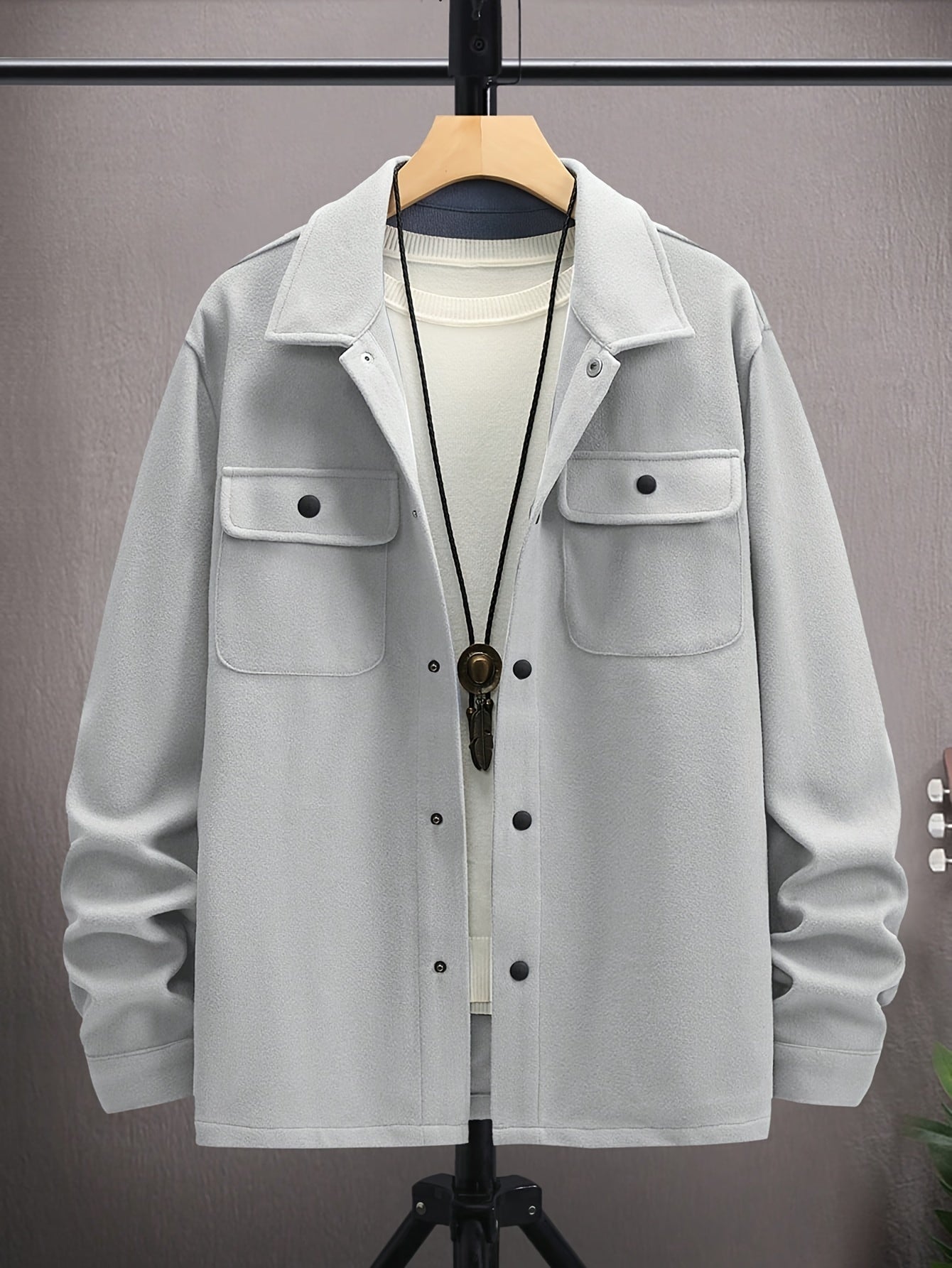 Graue Herrenjacke aus Fleece mit Knopfleiste und Brusttaschen, lässiger Stil.