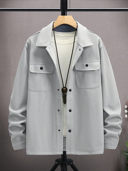 Graue Herrenjacke aus Fleece mit Knopfleiste und Brusttaschen, lässiger Stil.