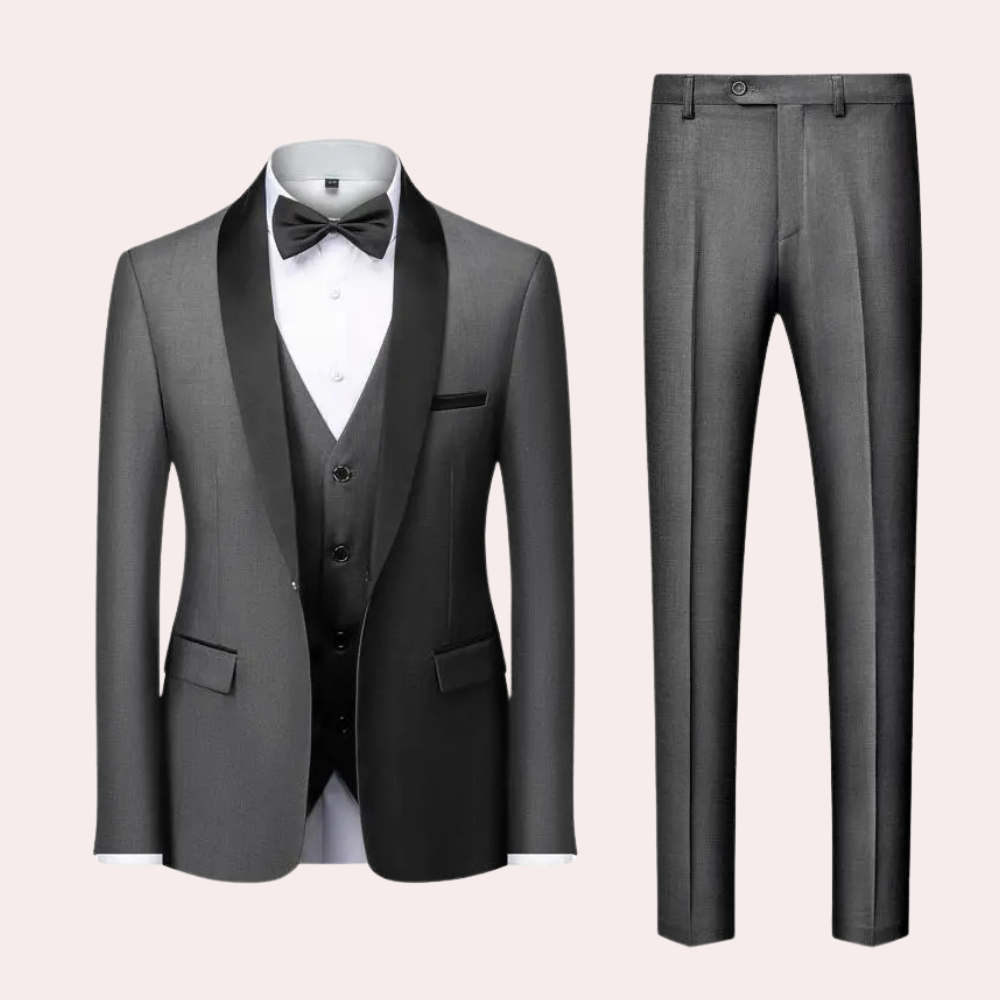 Grauer Herrenanzug mit schwarzem Revers, Weste und Fliege, elegantes Design für formelle Anlässe.