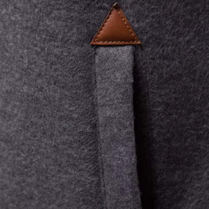 Grauer Wollmantel mit braunem Lederdetail, elegantes Design, hochwertige Wintermode.