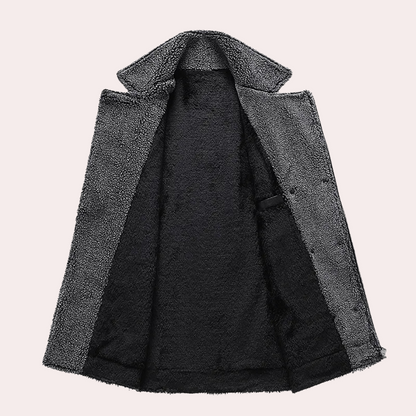 Grauer Wollmantel mit schwarzem Futter, offener Kragen, stilvoll und warm, Wintermode.