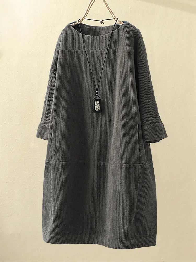 Graues Cordkleid Damen, langärmelig, lässig, Herbstmode, mit Halskette, knielang.