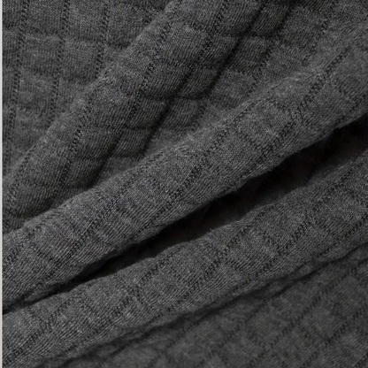 Graues, kariertes Poloshirt aus Baumwolle für Herren, Nahaufnahme des Stoffmusters.
