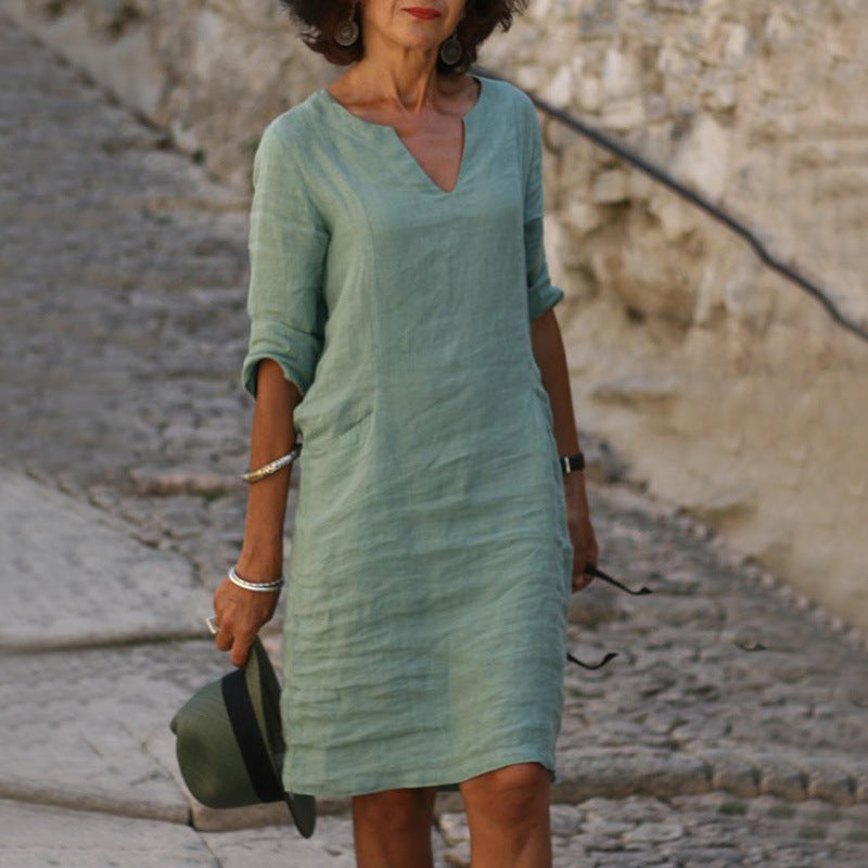 Frau in grünem Leinenkleid, Sommermode, V-Ausschnitt, lässig, stilvoll, Straße, Accessoires.