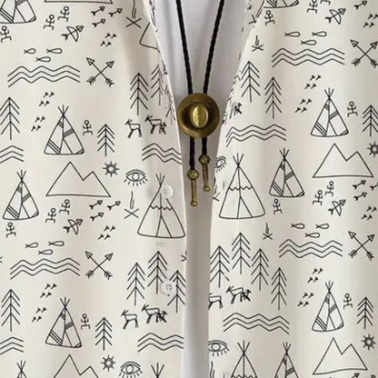 Weißes Hemd mit schwarzem, geometrischem Muster aus Zelten, Bäumen und Tieren, Baumwolle.