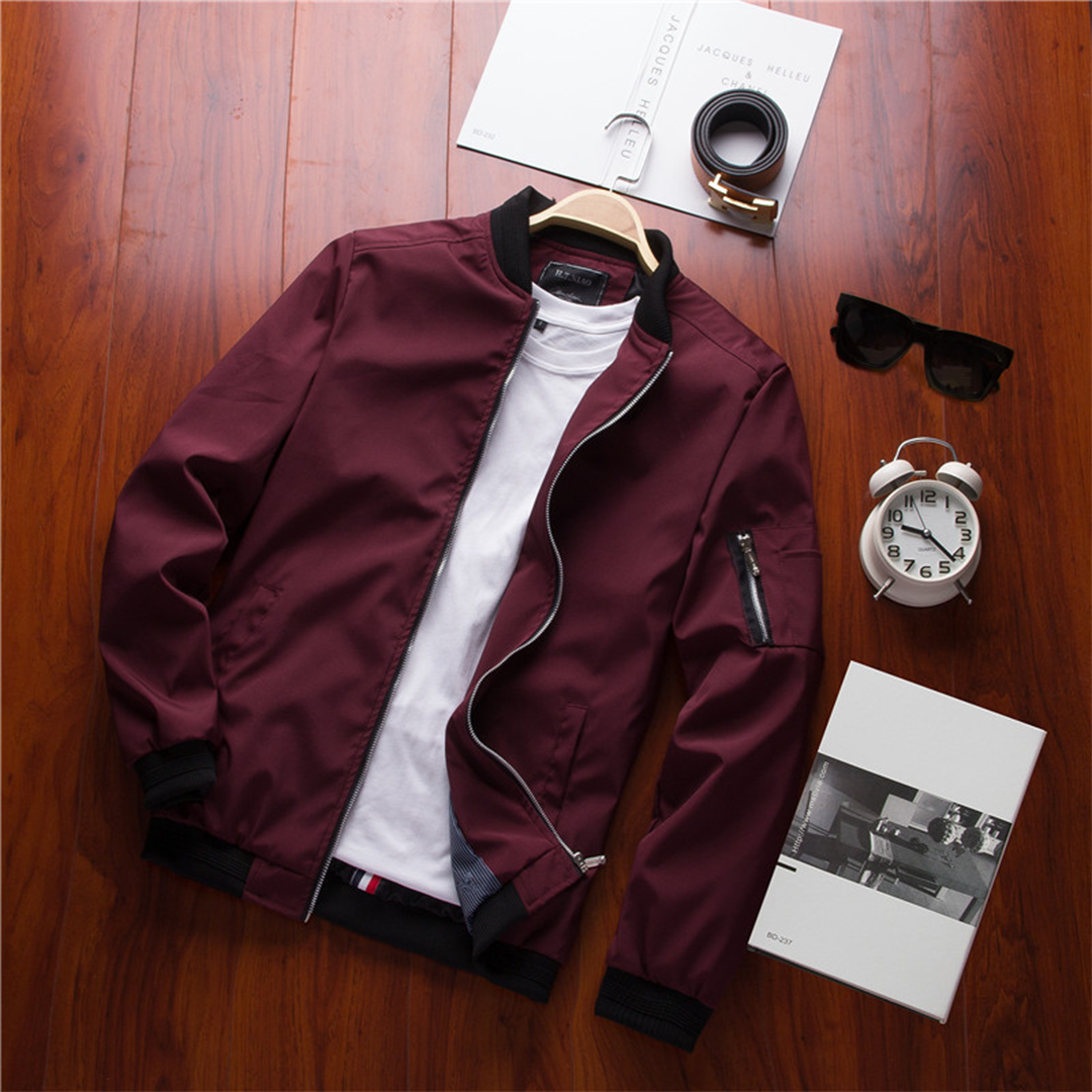 Bordeaux Herren-Sommerjacke, stilvoll, kurz, mit Reißverschluss, auf Holzboden.